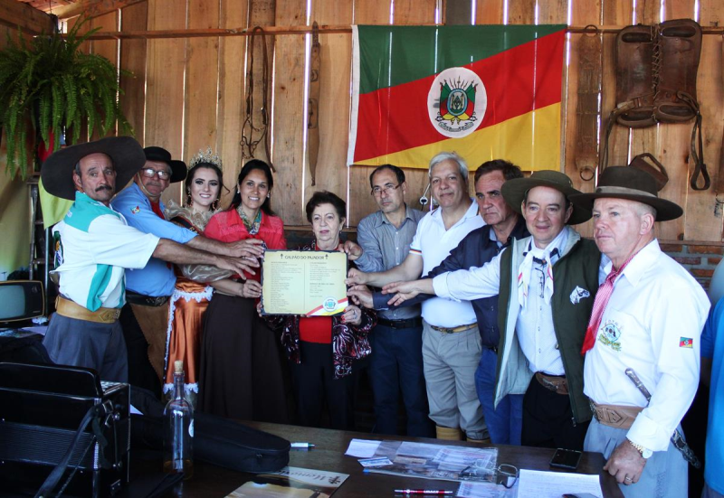 Galpão do Pajador é inaugurado na Praça Jayme Caetano Braun